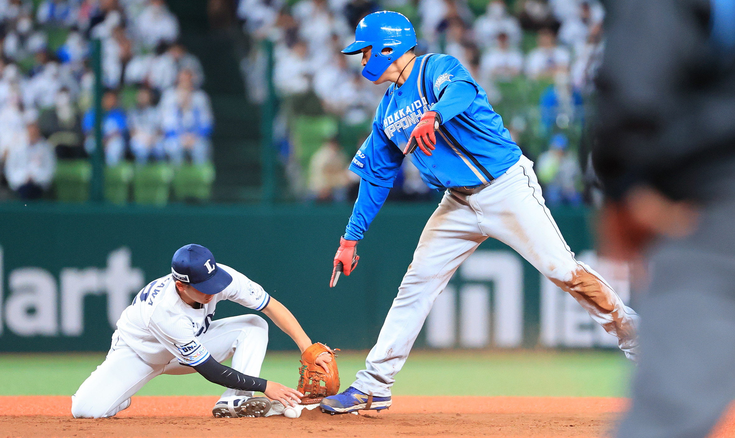 四回2死一塁、野村が二盗を決める