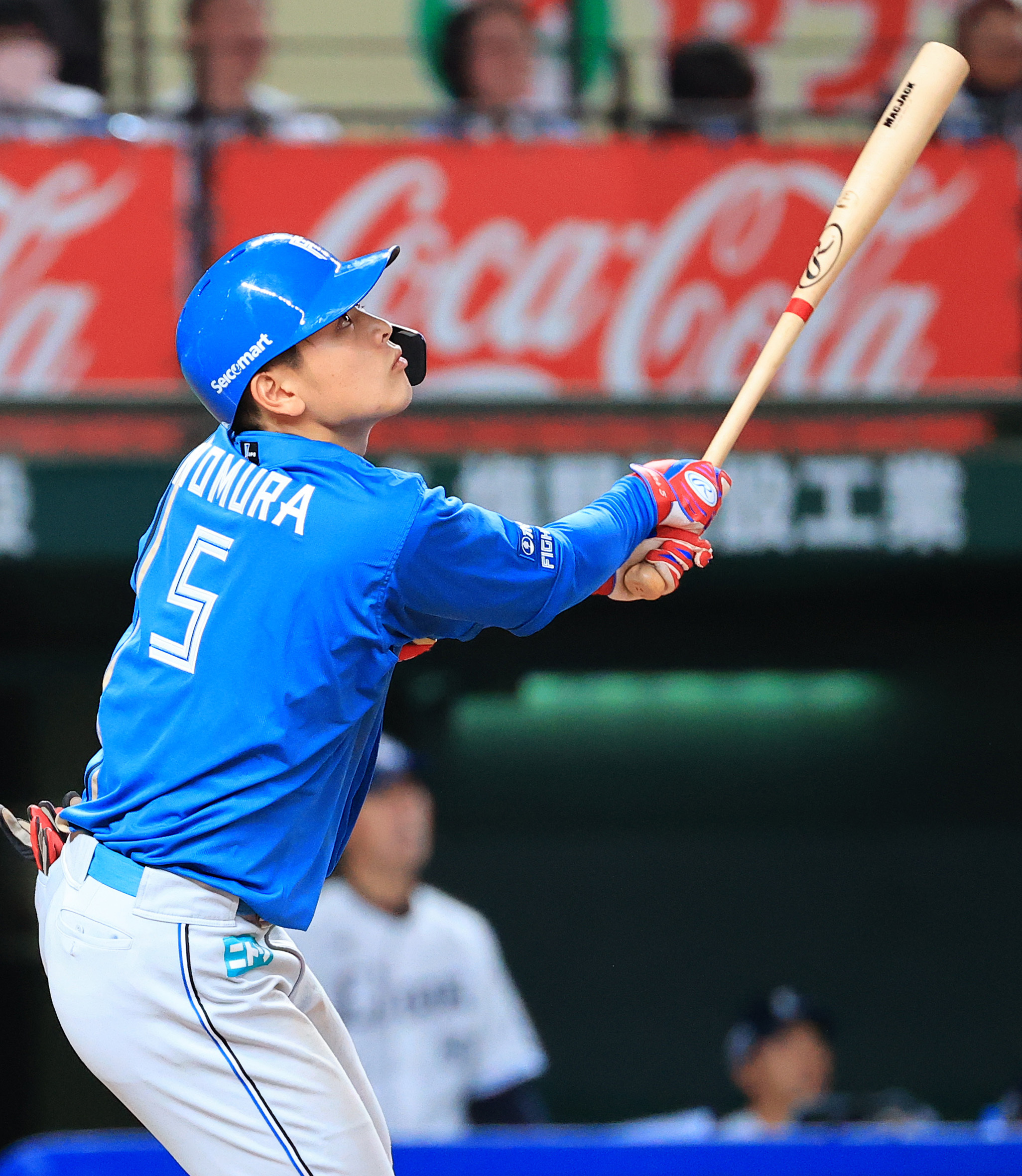 六回無死二、三塁、野村が犠飛を放つ