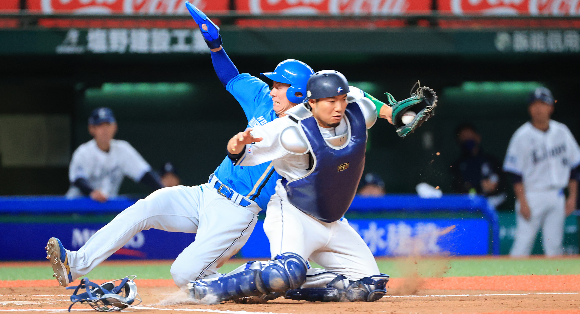 六回1死三塁、エンスの野選の間に三走・松本剛が生還する