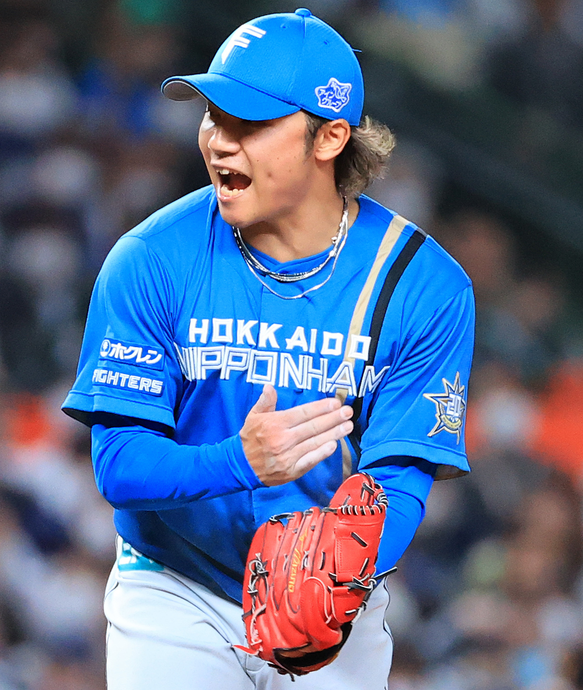 七回1死、山川から三振を奪い、グラブを叩く伊藤