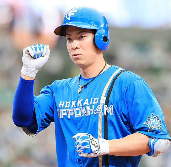 八回2死一塁、右前打を放った松本剛がガッツポーズを見せる