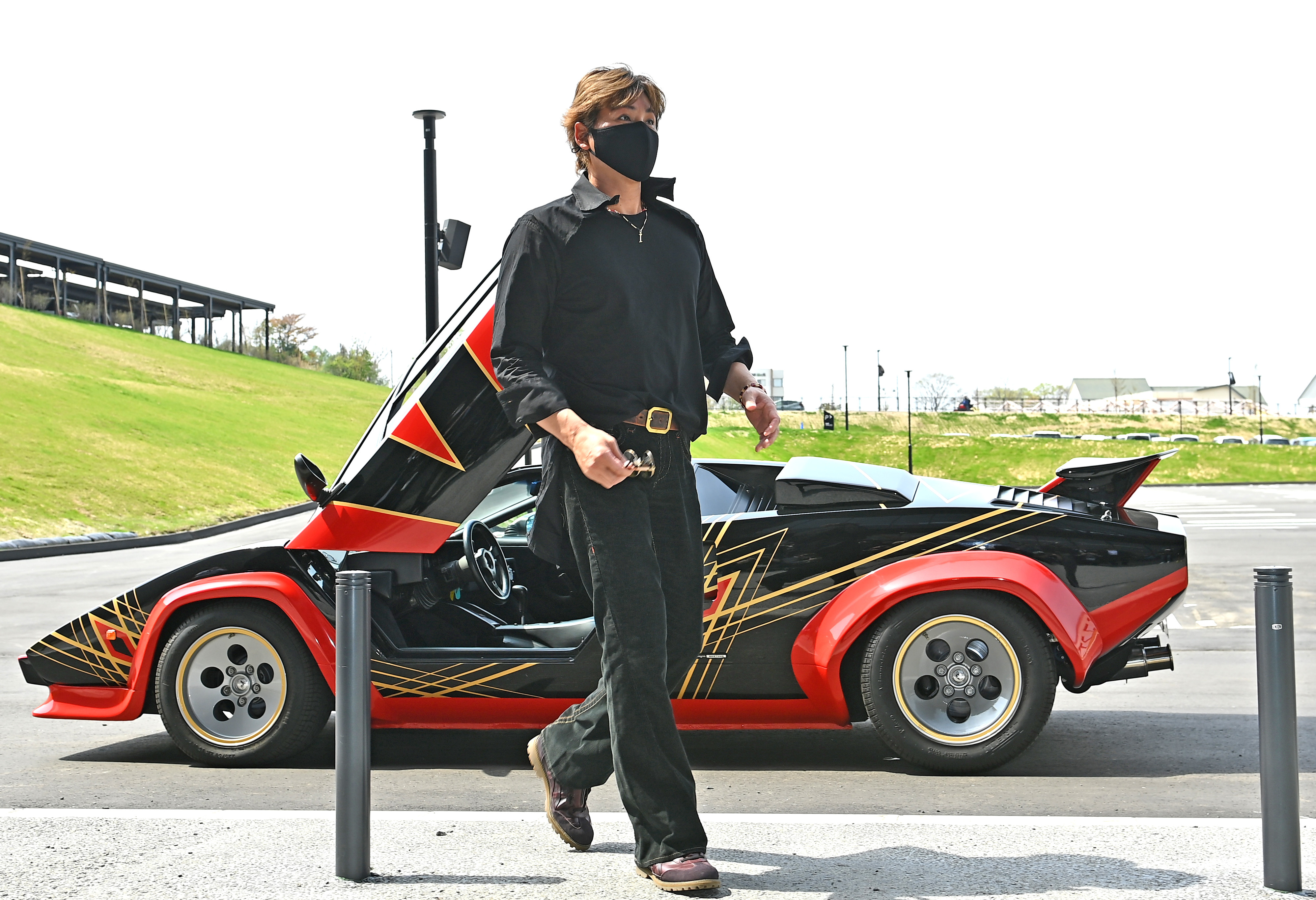 自身がデザインしたカウンタックで球場入りする新庄監督