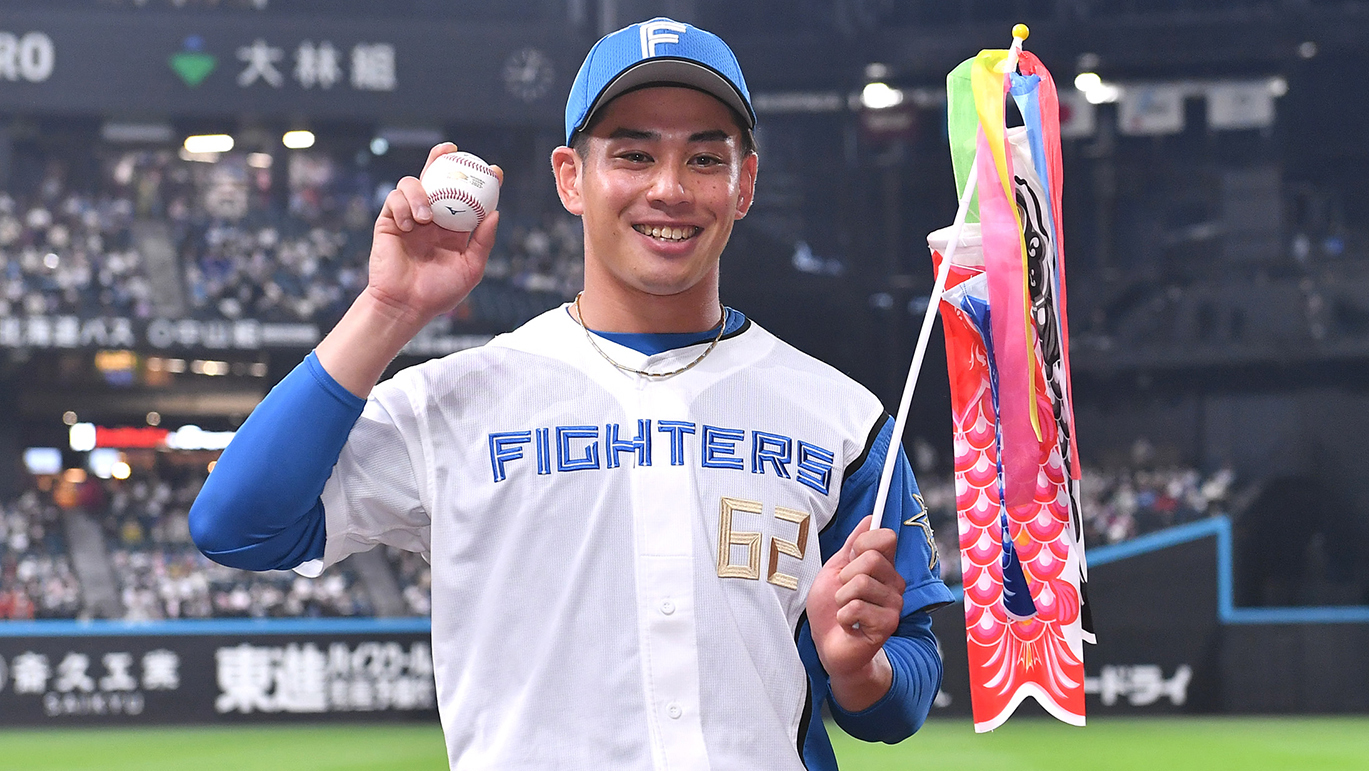プロ初勝利を飾った宮内がウイニングボールと鯉のぼりを持ち笑顔を見せる