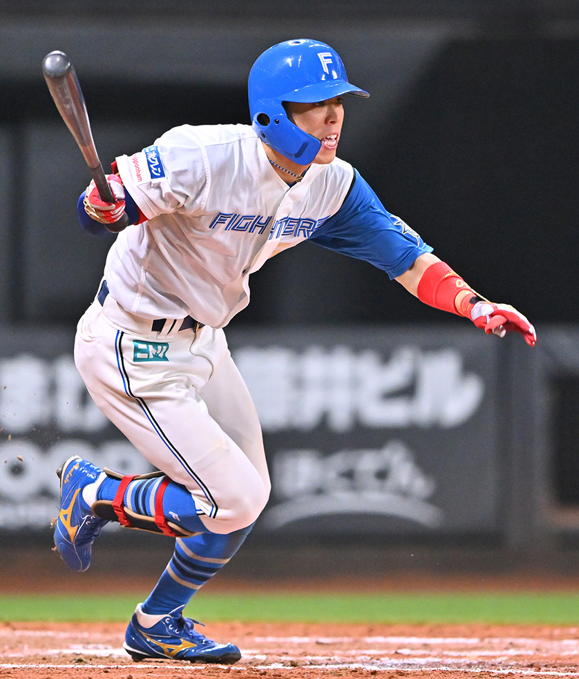 八回、五十幡が右安打を放つ