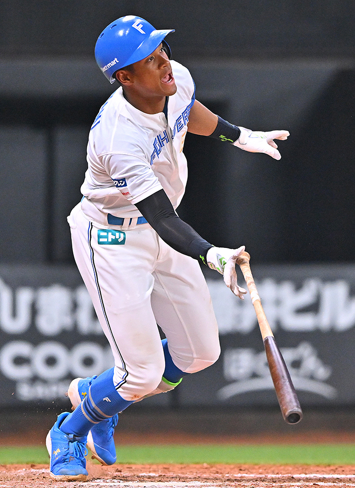 八回１死一、三塁、万波が勝ち越し適時二塁打を放った