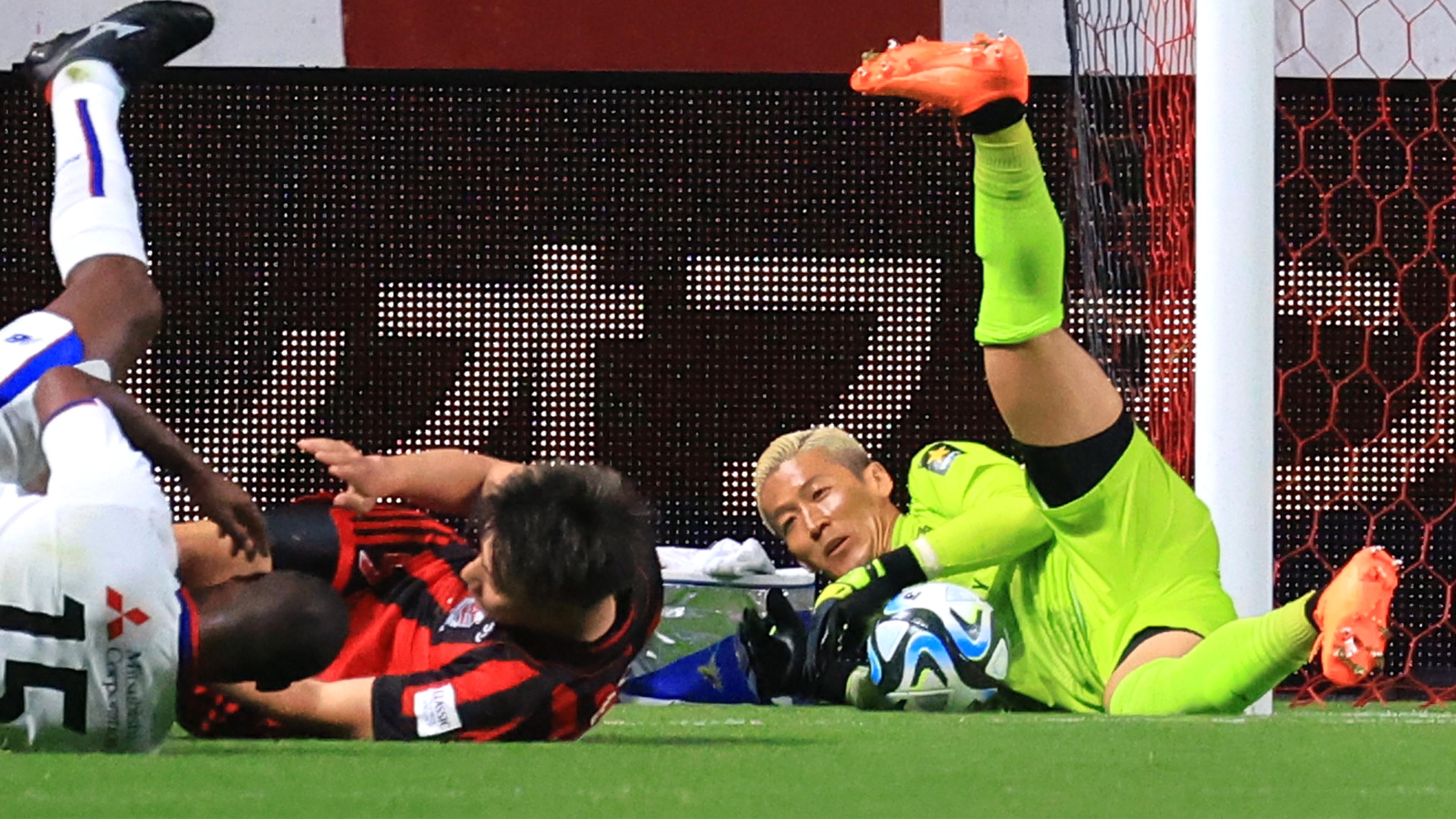 前半、ゴールを死守する菅野