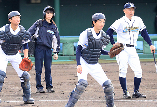 北海道ではこの春から女子部員の試合前ノックへの参加が認められるようになった。この日全道トップを切って開幕した函館支部1回戦、市立函館-八雲戦で、道内第1号となった市立函館の小滝マネジャー(奥)