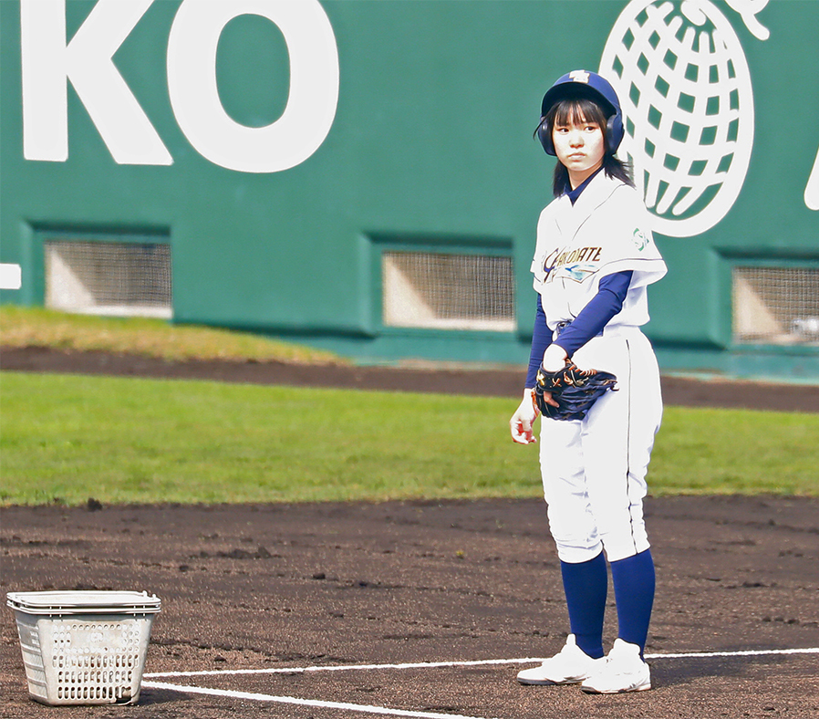 北海道ではこの春から女子部員の試合前ノックが認められるようになった。この日全道トップを切って開幕した函館支部1回戦、市立函館-八雲戦で、道内第1号となった市立函館初の女子部員の小松