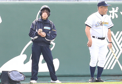 試合前練習で、外野ノックを手伝う市立函館の唐崎マネジャー