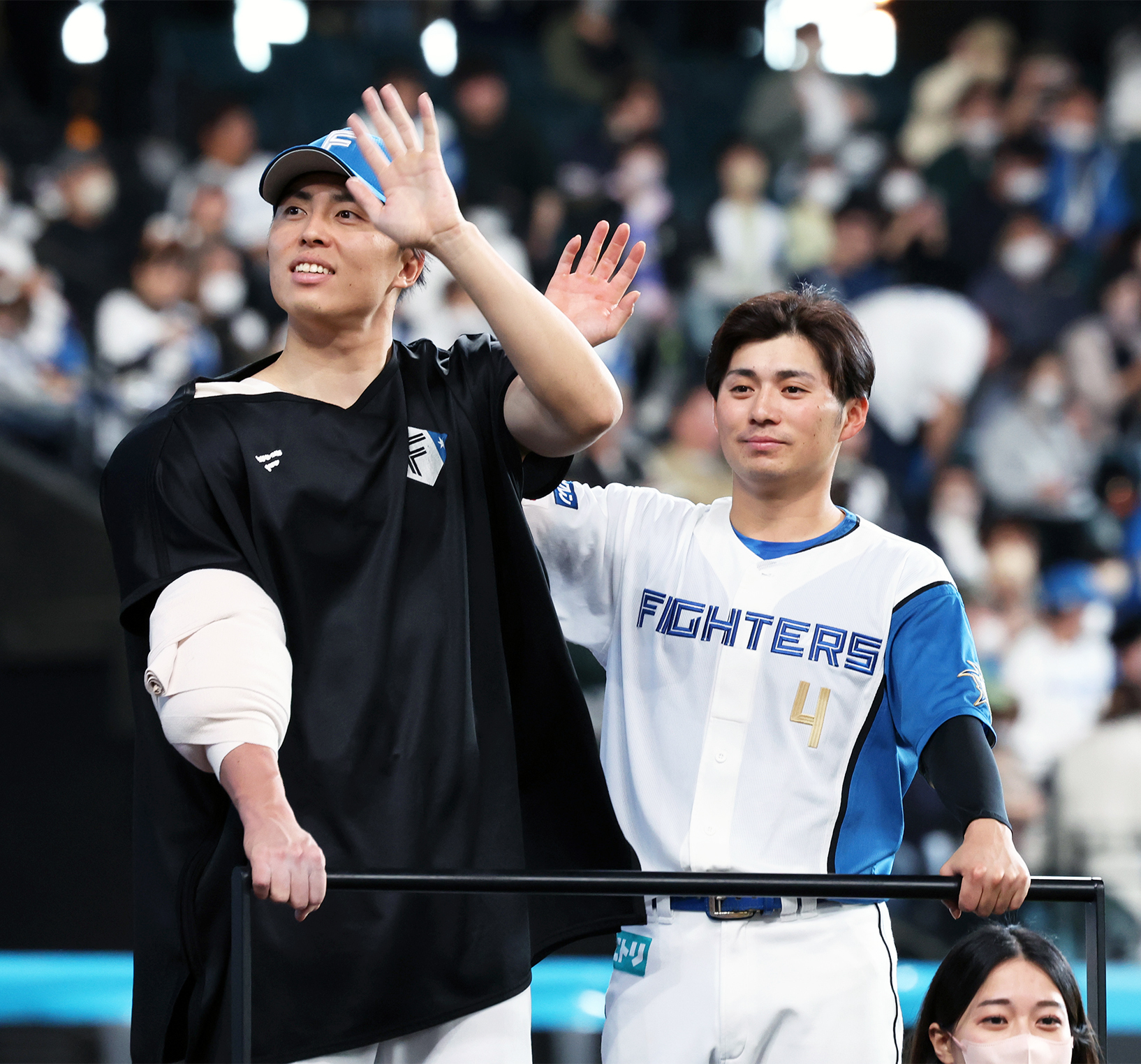 試合終了後、観客に手を振る田中正（左）と上川畑