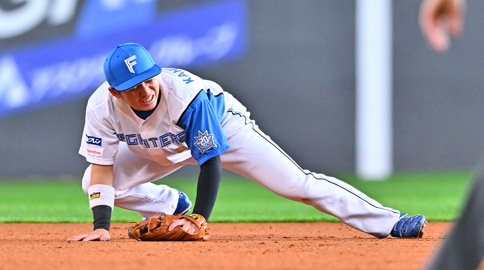 三回1死一、二塁、島内の打球を後逸する上川畑