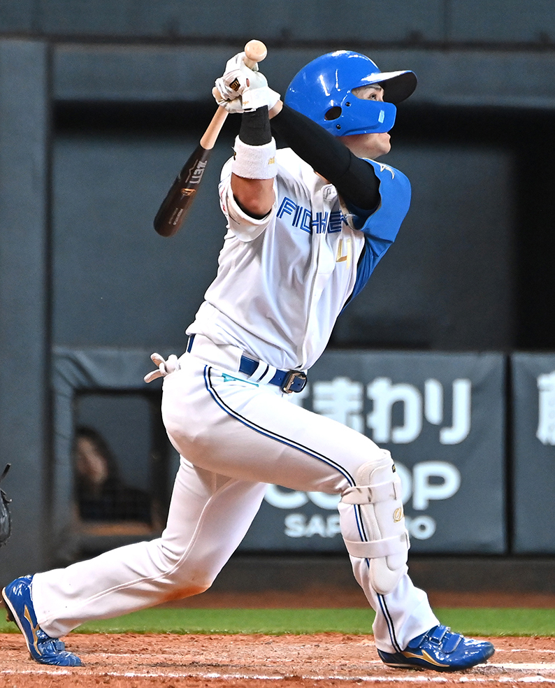 九回1死一、二塁、上川畑がサヨナラ打を放つ