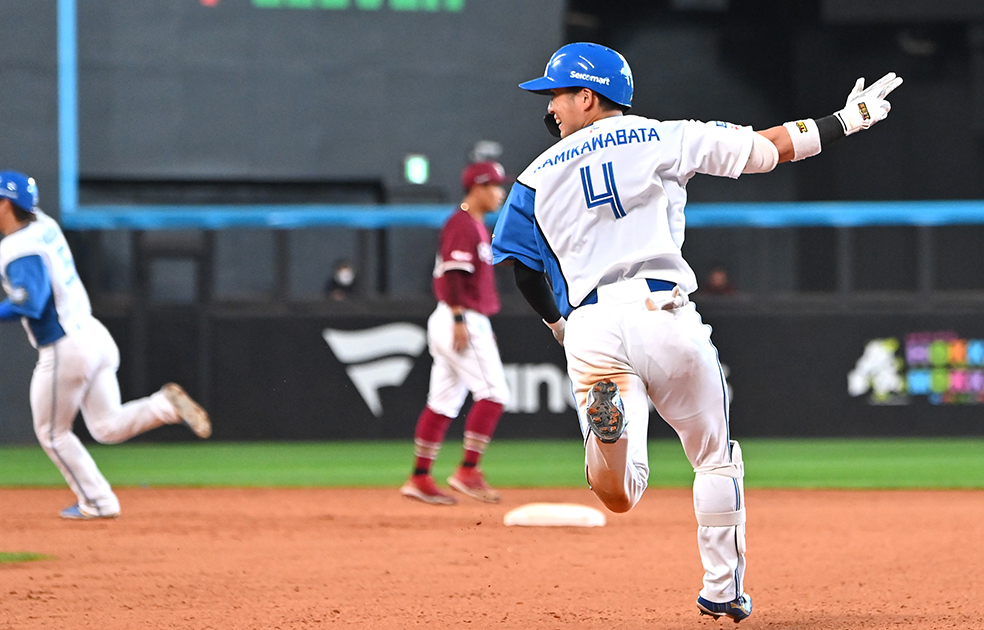 九回1死一、二塁、上川畑がサヨナラ打を放つ