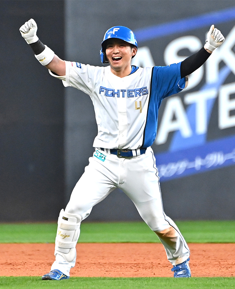 九回1死一、二塁、上川畑がサヨナラ打を放ち喜びを爆発させる