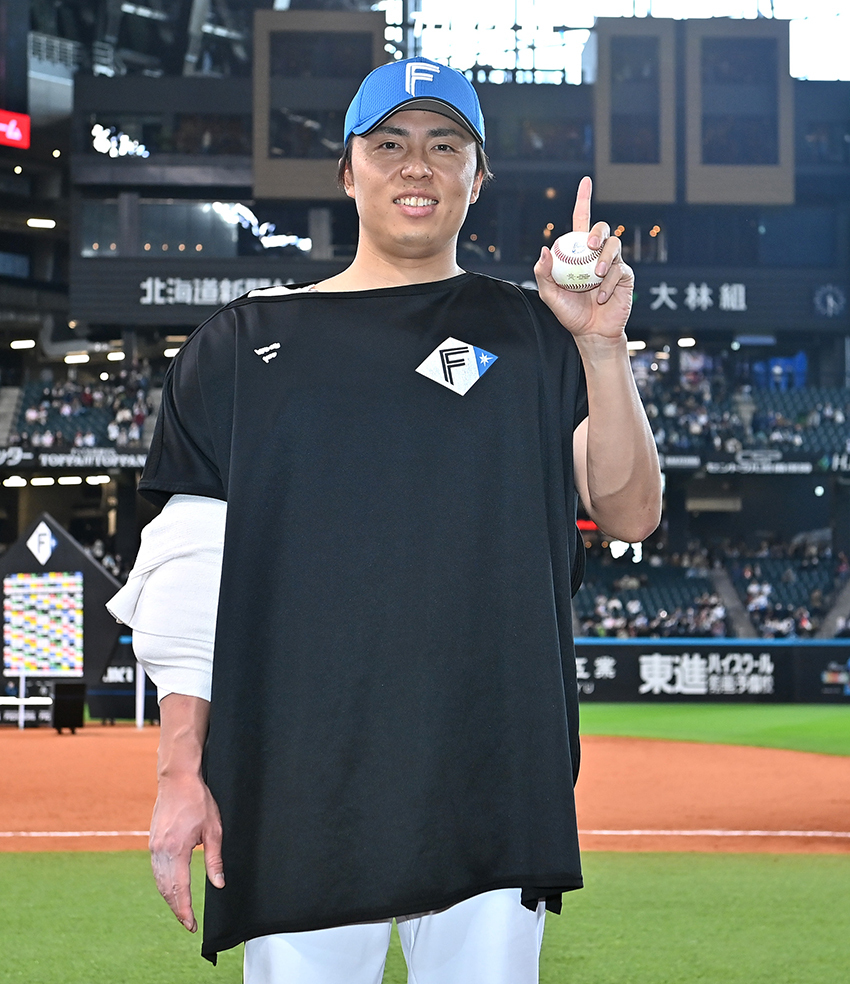 プロ初勝利を飾った田中正がウイニングボールを持って１勝目のポーズ