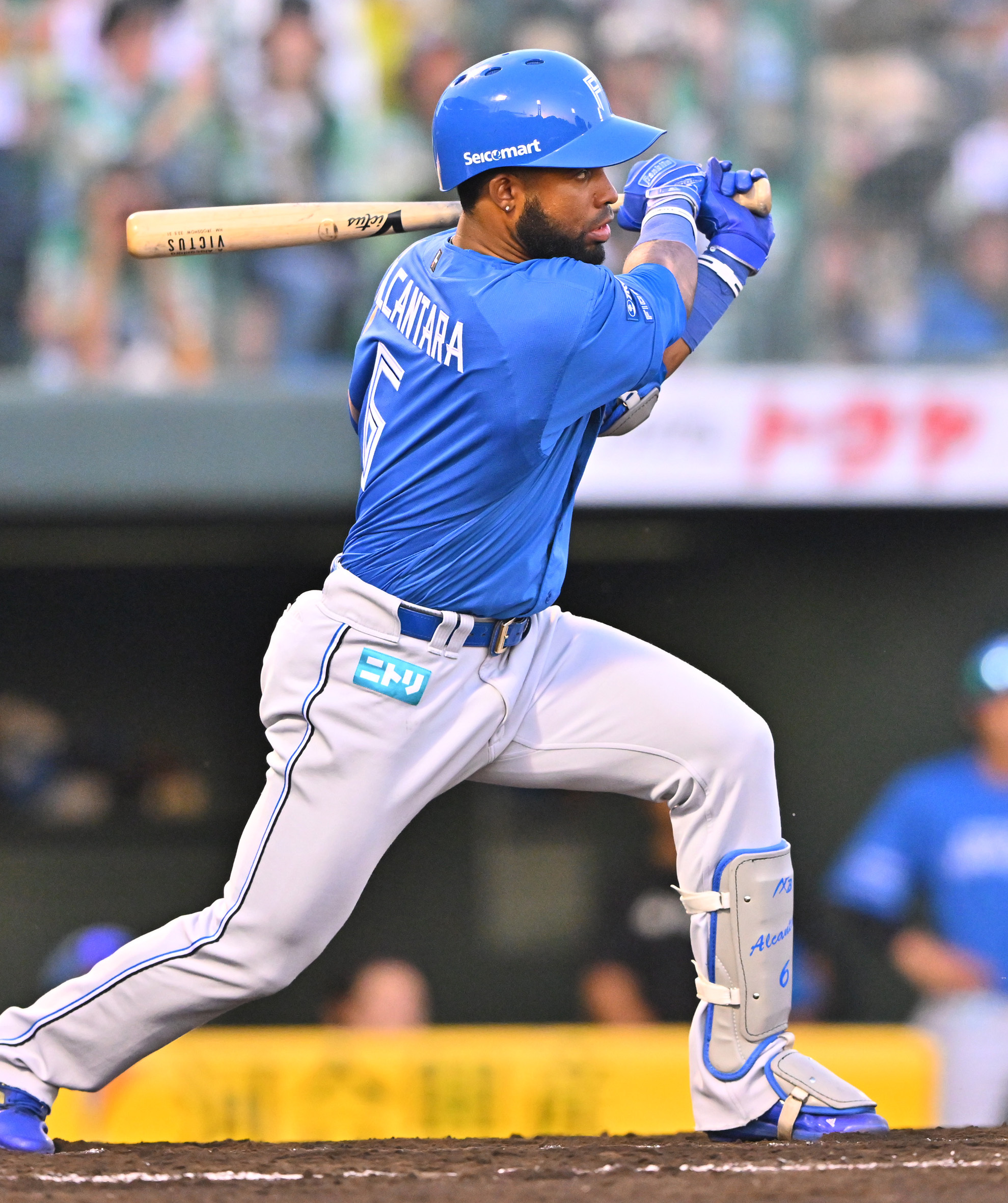 四回1死、左前打を放つアルカンタラ