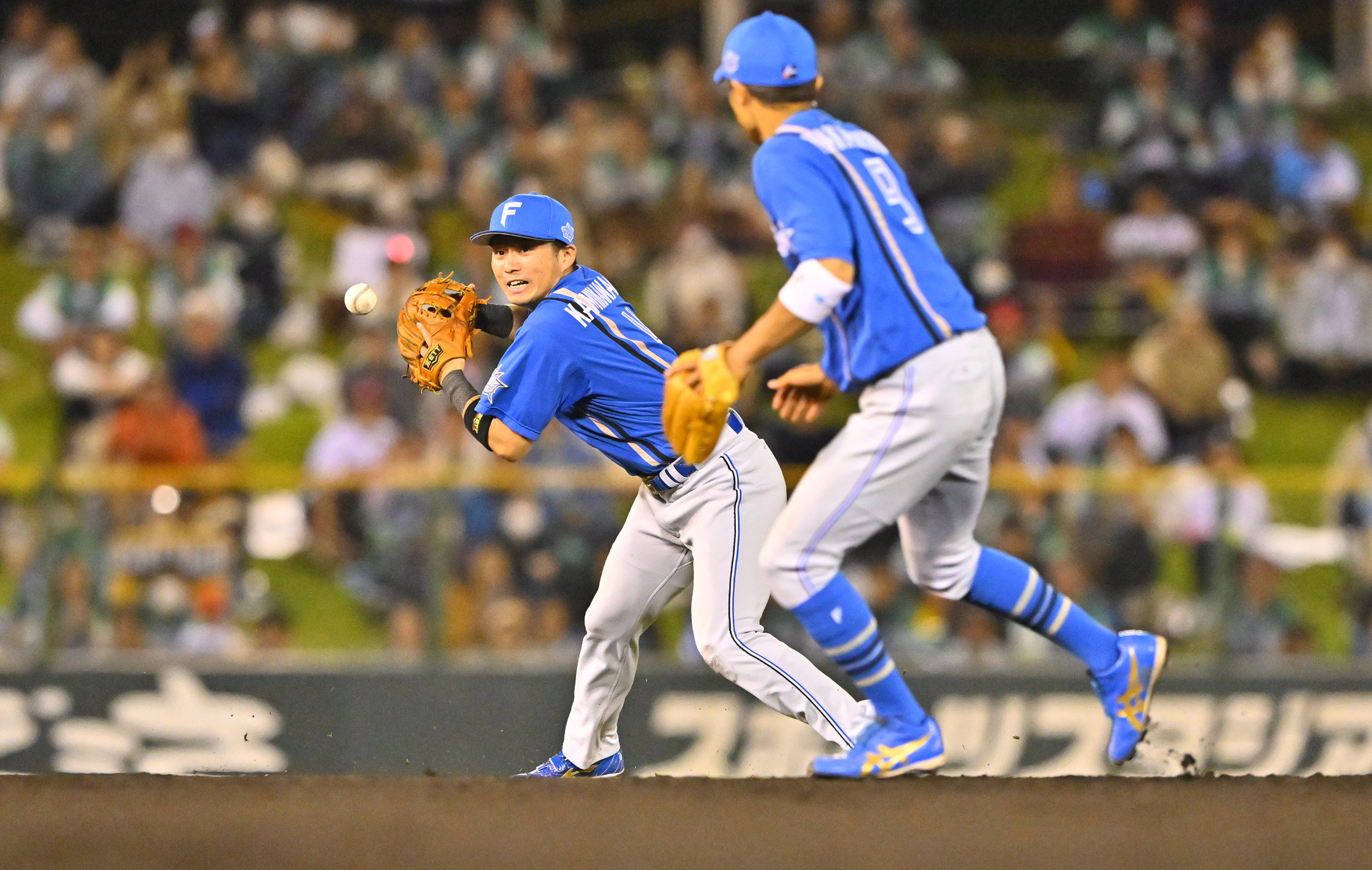 九回1死二塁、甲斐の打球を一度は捕るもファンブルする上川畑