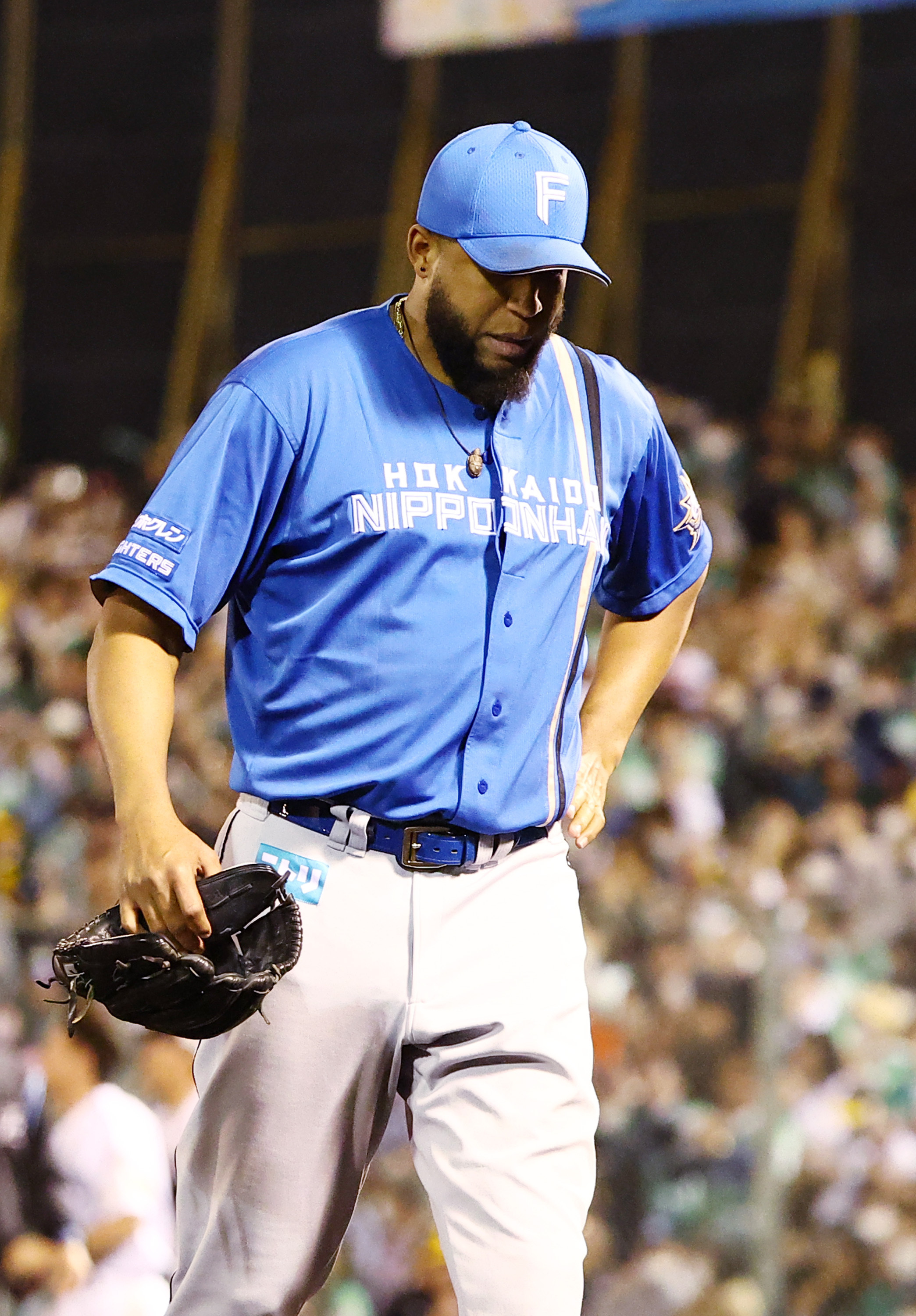 サヨナラ負けし、下を向きベンチへ戻るロドリゲス