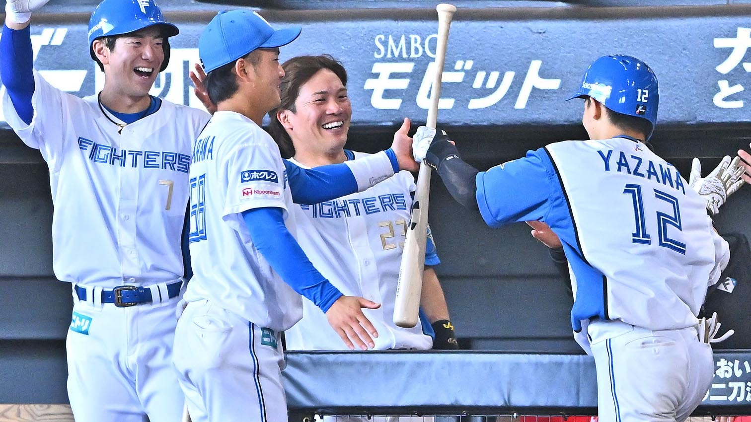 ４月３０日のソフトバンク戦でプロ初本塁打を放った矢沢を笑顔で迎える伏見（中央）