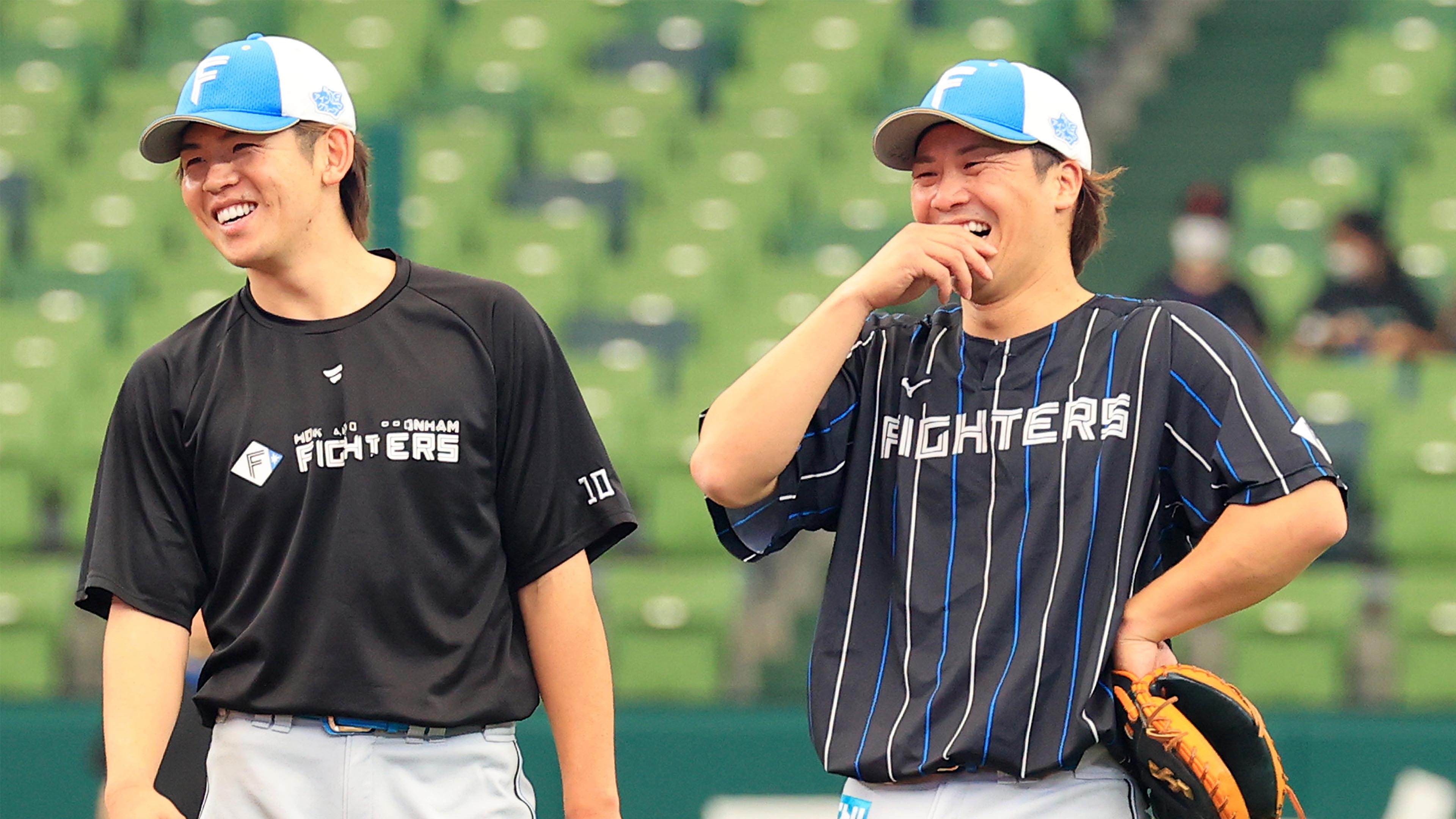 5月４日の試合前練習で笑顔を見せる清水（左）と伏見