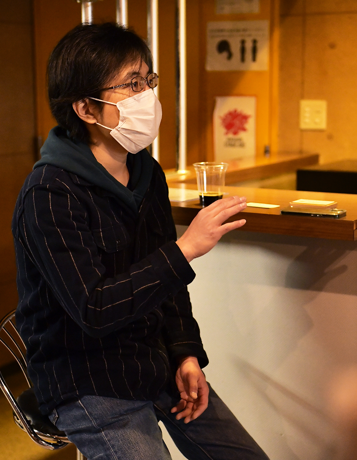 インタビューを受ける店長の山崎優一さん