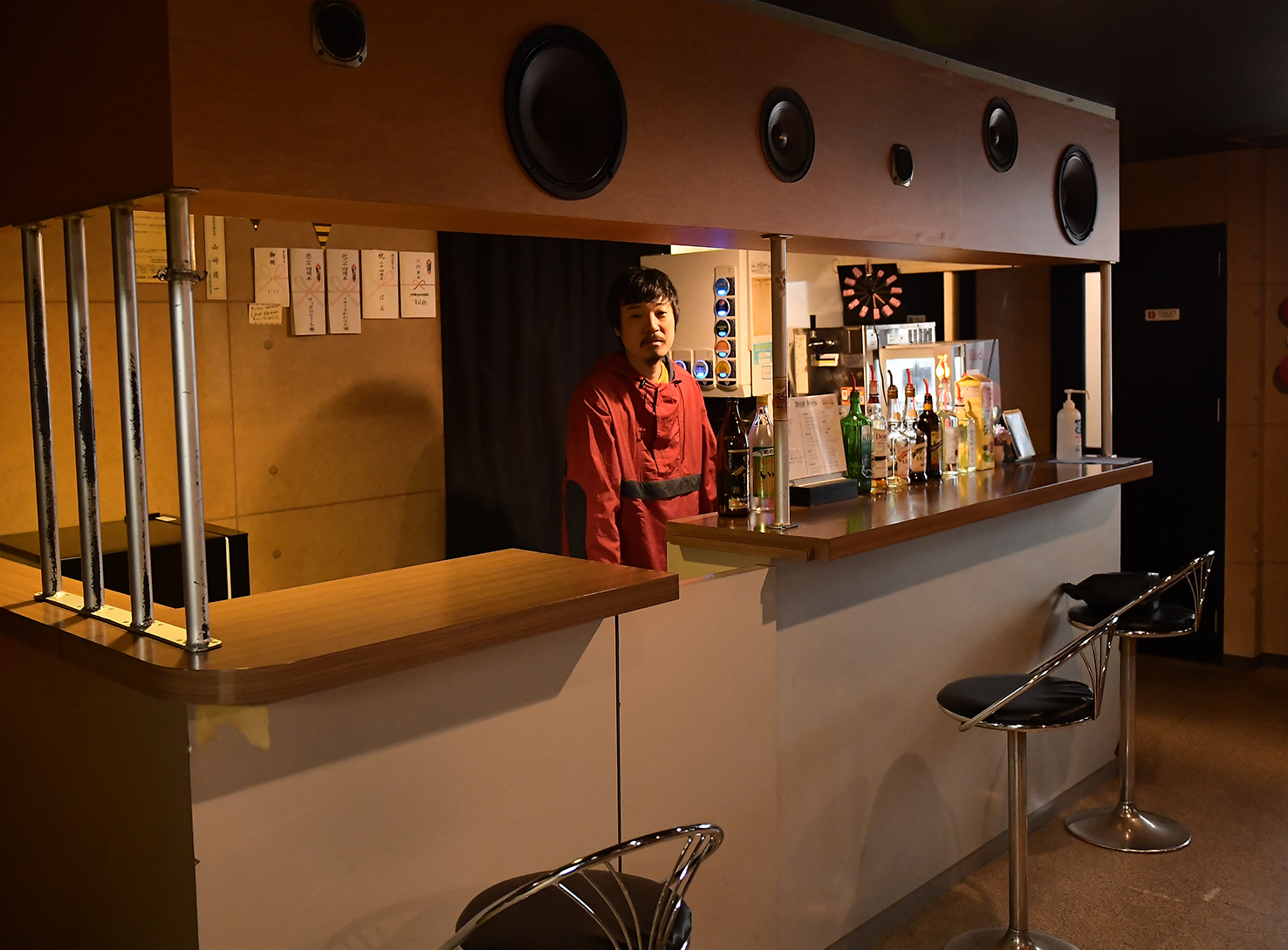 バーカウンターに立つ、ブッキングマネージャーの菊地弘崇さん