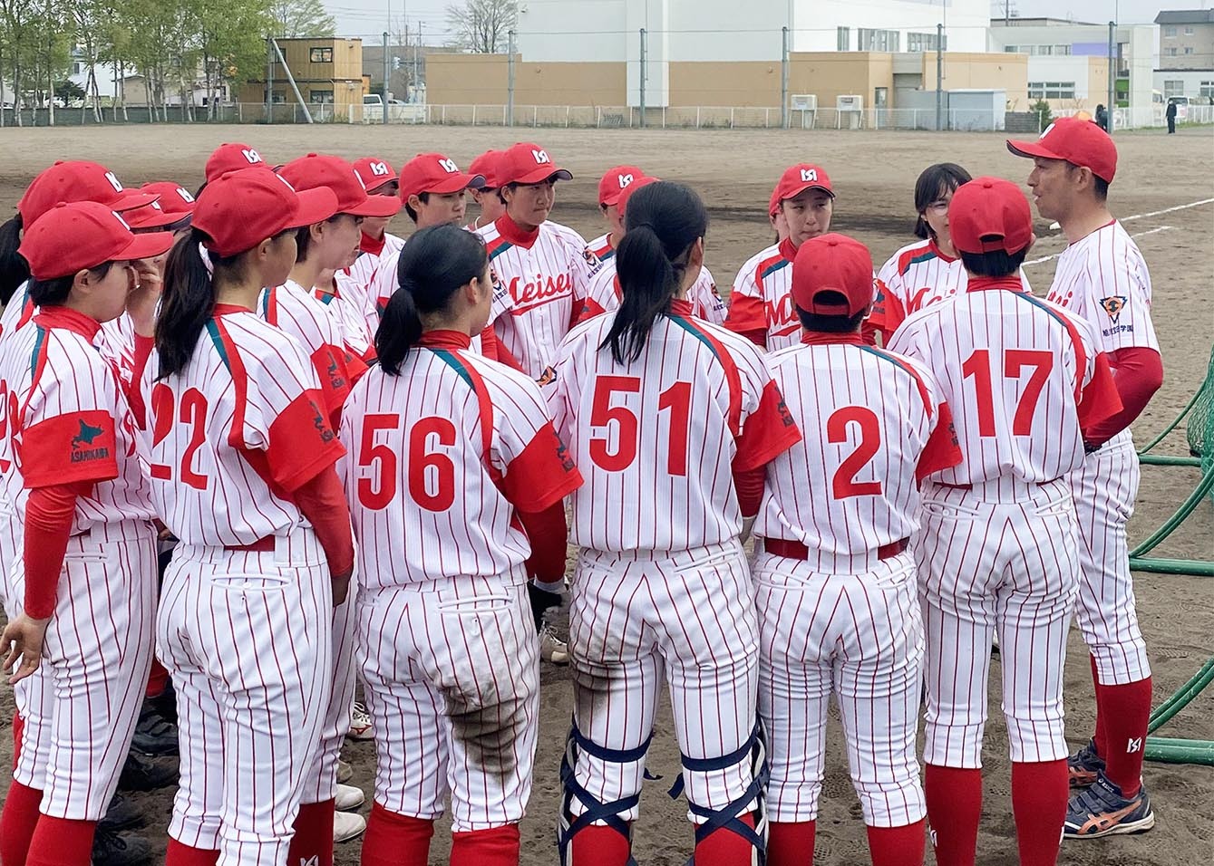 初戦を勝利し、円陣を組む旭川明成高