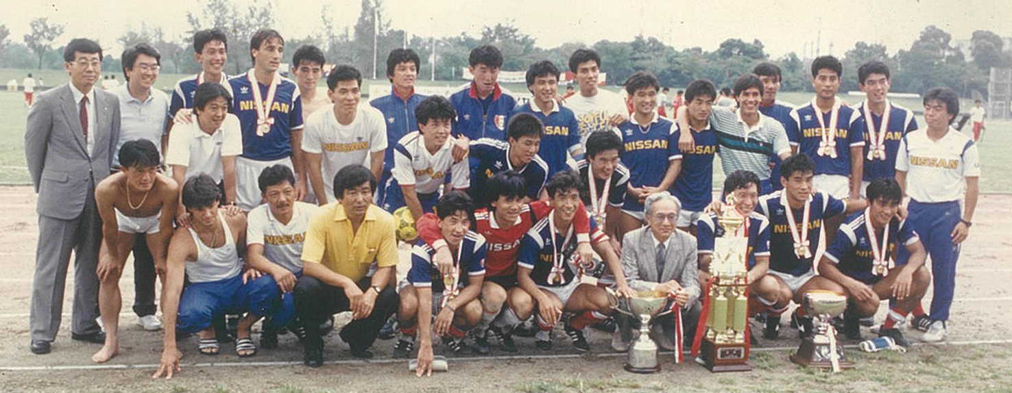 １９８８年、日産時代の平川弘さん（前列右端）