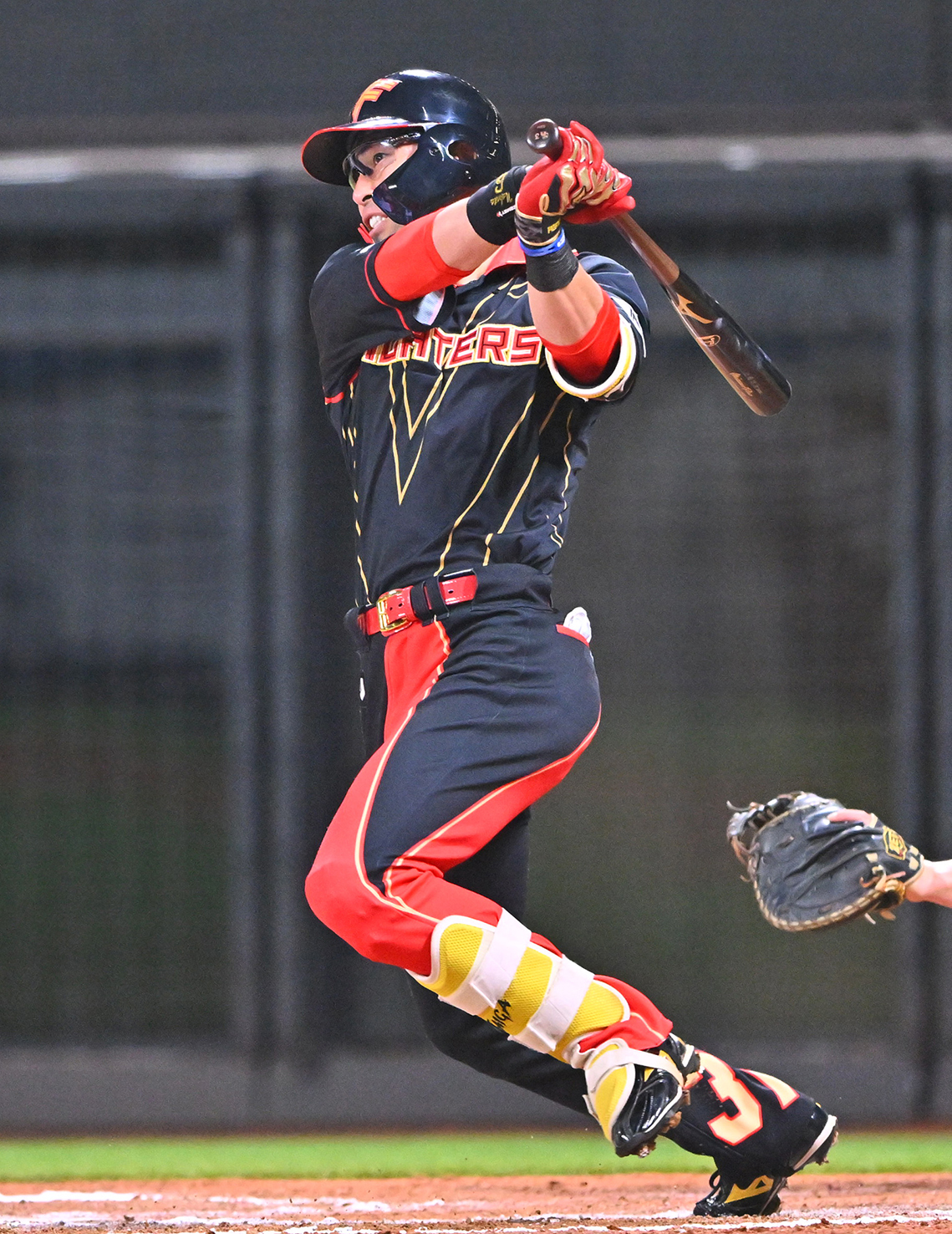 六回、江越が左越え本塁打を放ち一時同点とする