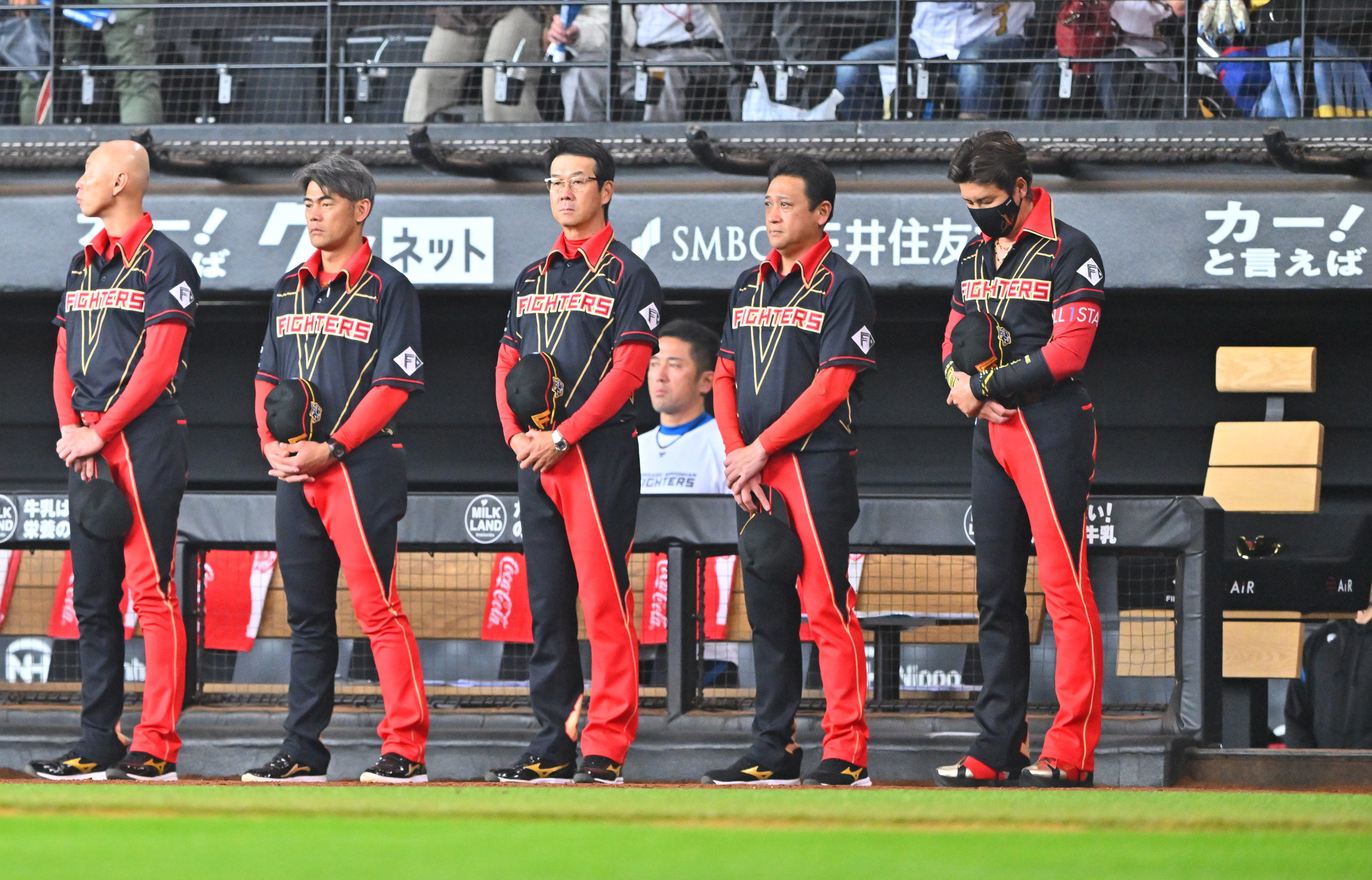 試合前、中西太さんを悼み黙とうする新庄監督(右)