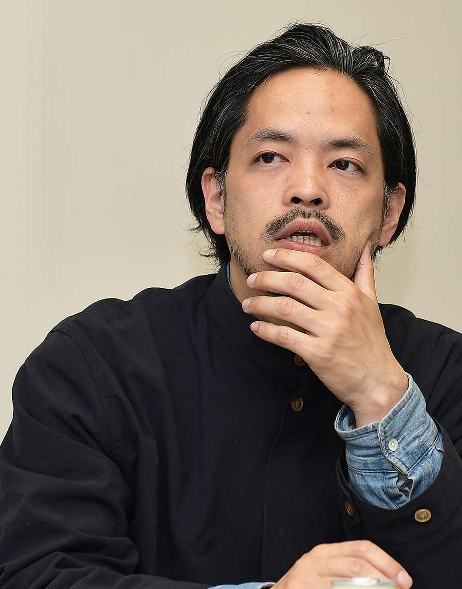 道新スポーツ編集部でインタビューを受ける富樫幹さん