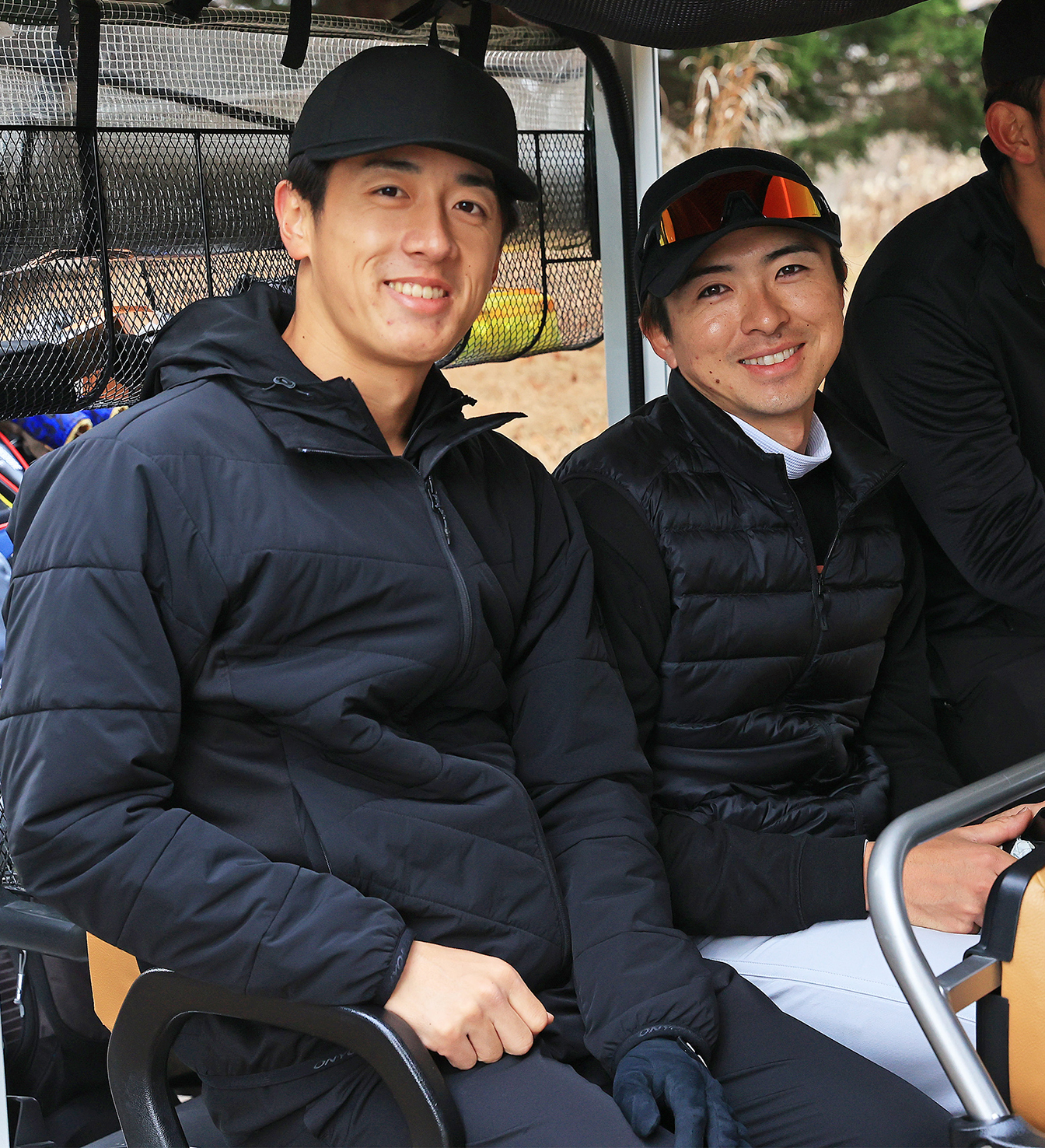 ２０２２年１１月の日本ハム選手会納会ゴルフで北山（左）と上沢が笑顔でカートに乗る