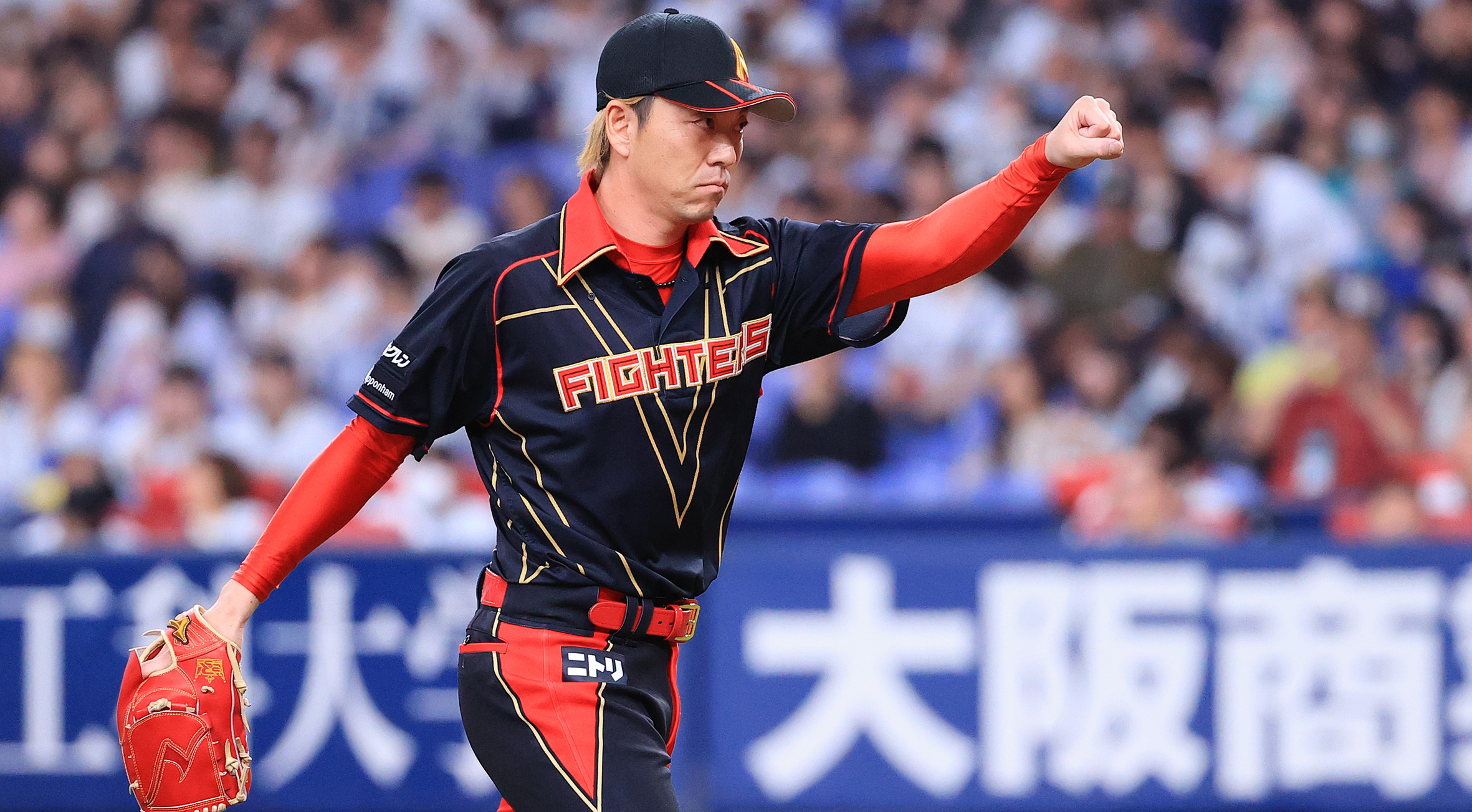 八回2死三塁、セデーニョを打ち取り、ベンチに戻る宮西