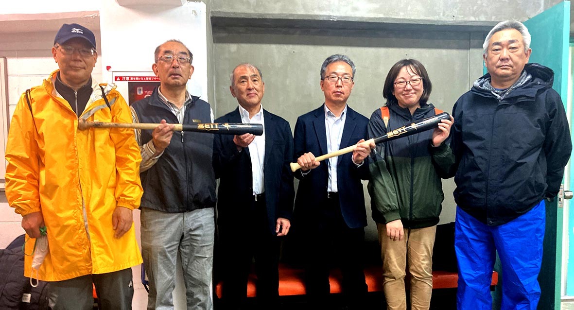 道産ダケカンババット商品化へ動いている関係者。左から北大・加藤工学博士、北海道野球協議会・柴田事務局長、旭川の林産試験場・秋津研究員、北海道水産林務部・冨成さん、栁谷さん、北海道木材産業協同組合連合会・辻ノ内さん