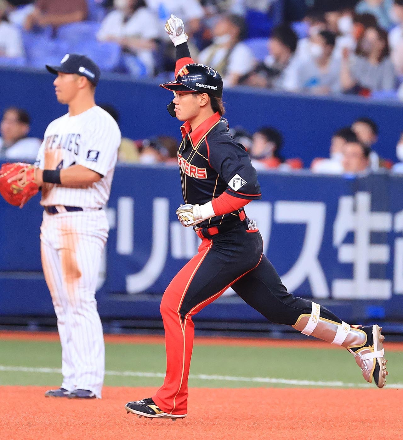 四回1死二塁、地元でプロ1号となる2点本塁打を放った福田光(右)がガッツポーズを見せる