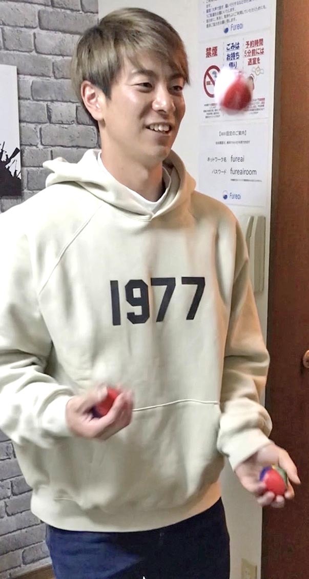 目のトレーニングをする松本剛