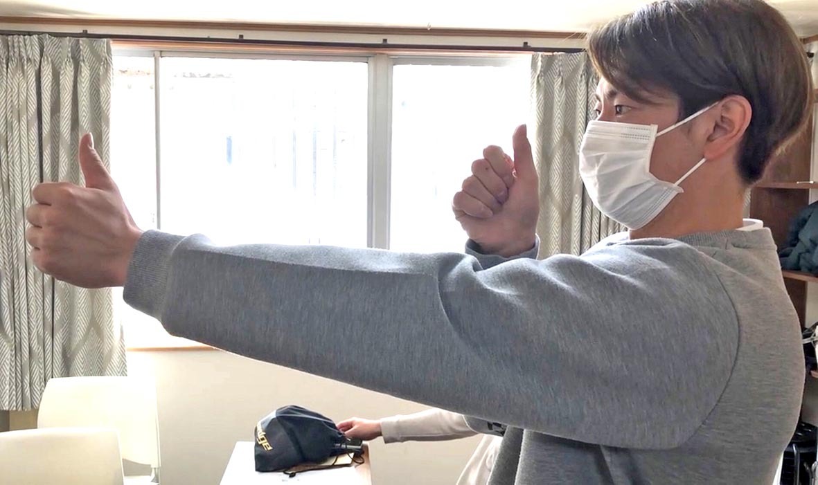 目のトレーニングをする松本剛