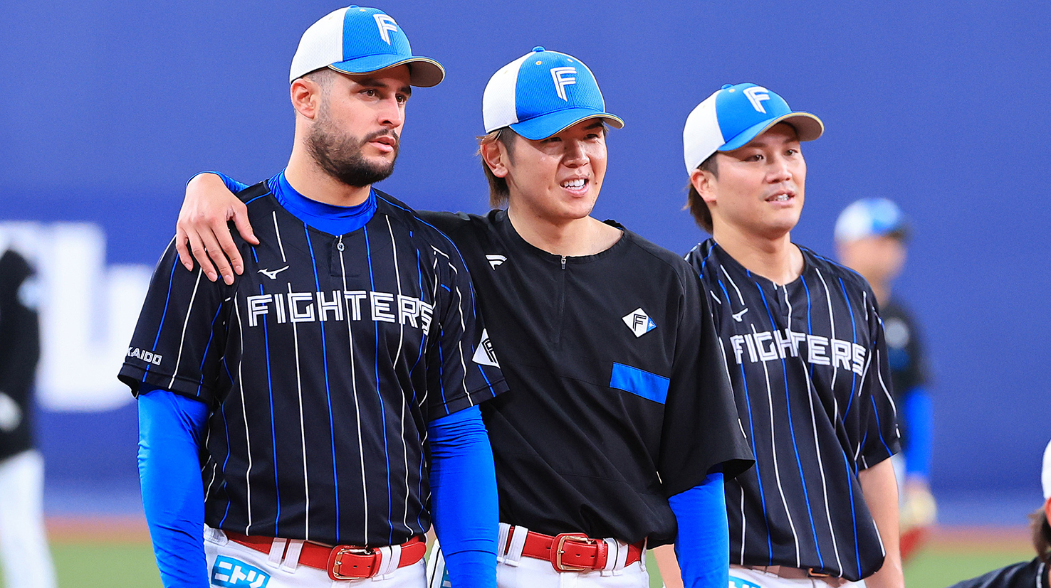 マルティネス(左)、伏見(右)と捕手3ショット