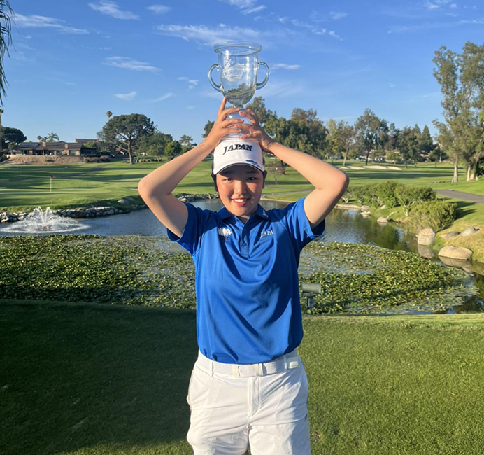 2022年7月15日IMGA世界ジュニア選手権の最終日に首位と2打差2位タイでスタートした根田うのは、8バーディー、1ボギーの66。通算10アンダーで3年ぶり2度目の世代別世界一に輝いた