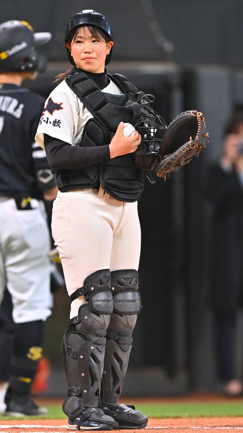 始球式を務めた駒苫女子の安東捕手
