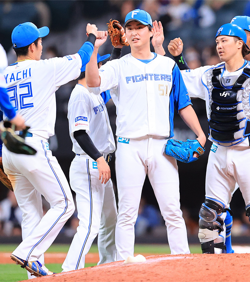 4月20日のロッテ戦で今季初セーブを挙げた石川(中央)だったが、負傷で出場選手登録を抹消された