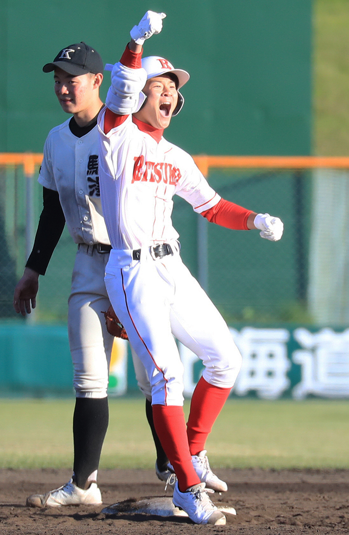 1点ビハインドの八回1死二、三塁、立命館慶祥の代打・横谷(右)が逆転の2点適時二塁打を放った