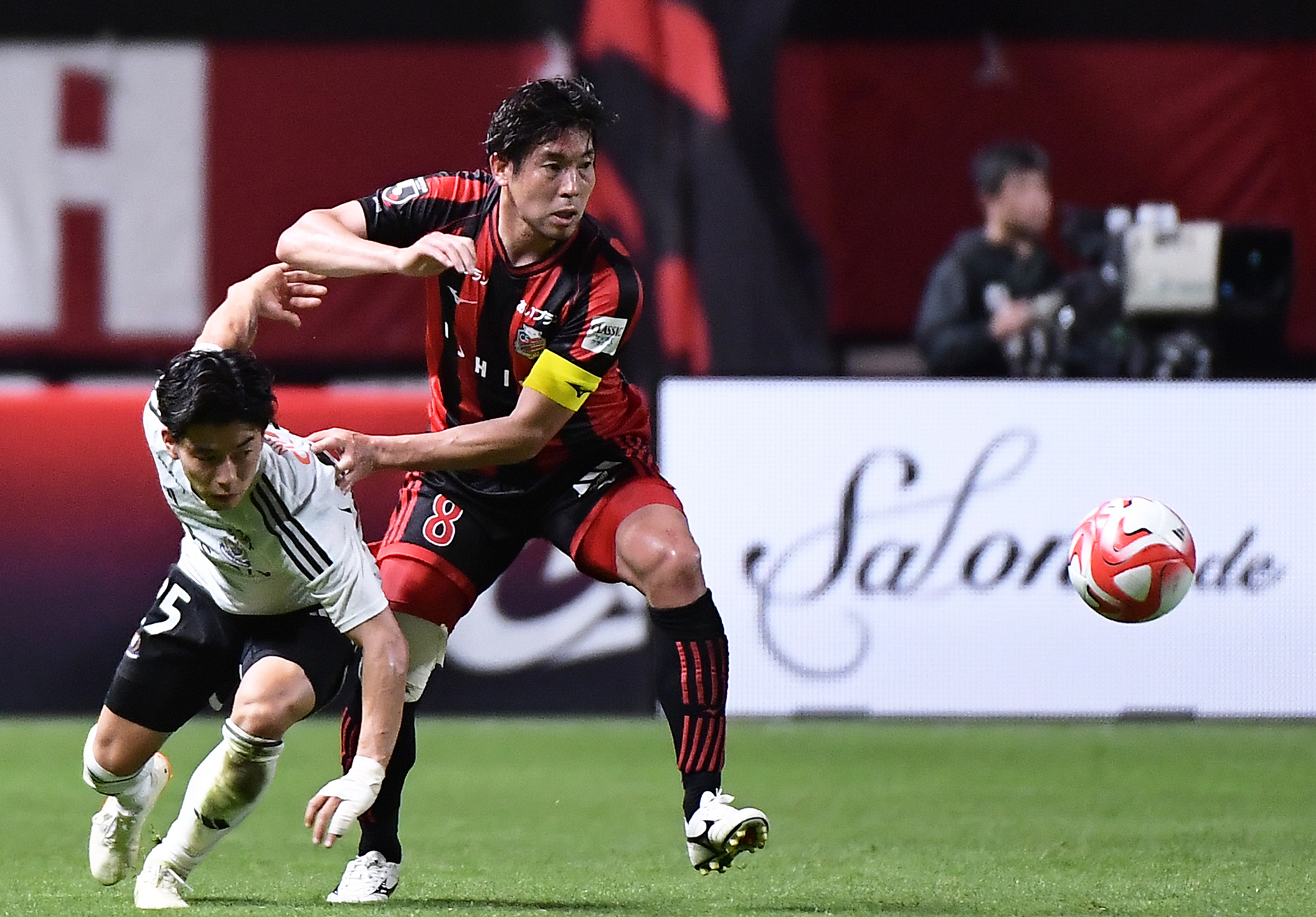 前半、体を張って札幌の守備を支えたMF深井(右)
