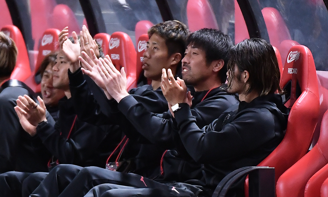 ５月２４日ルヴァン杯横浜M戦の試合前練習でピッチ場の選手を拍手で称える田中駿（右から３人目）