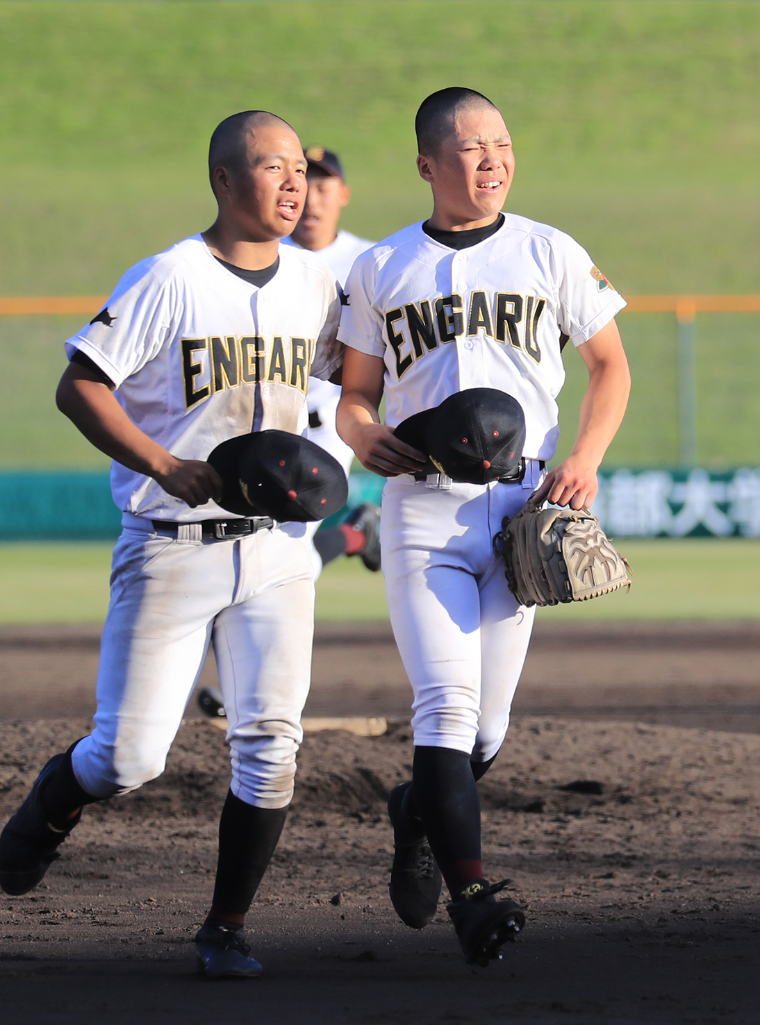 遠軽の葛西大心投手(右)が延長十回タイブレークで逆転サヨナラ3点アーチを浴び試合終了し、悔しさをにじませる