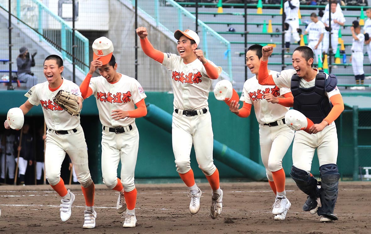 背番号17の平の力投で準決勝一番乗りを果たした。平(中央)は整列が終わると、スタンドへ向けて喜びを爆発させた