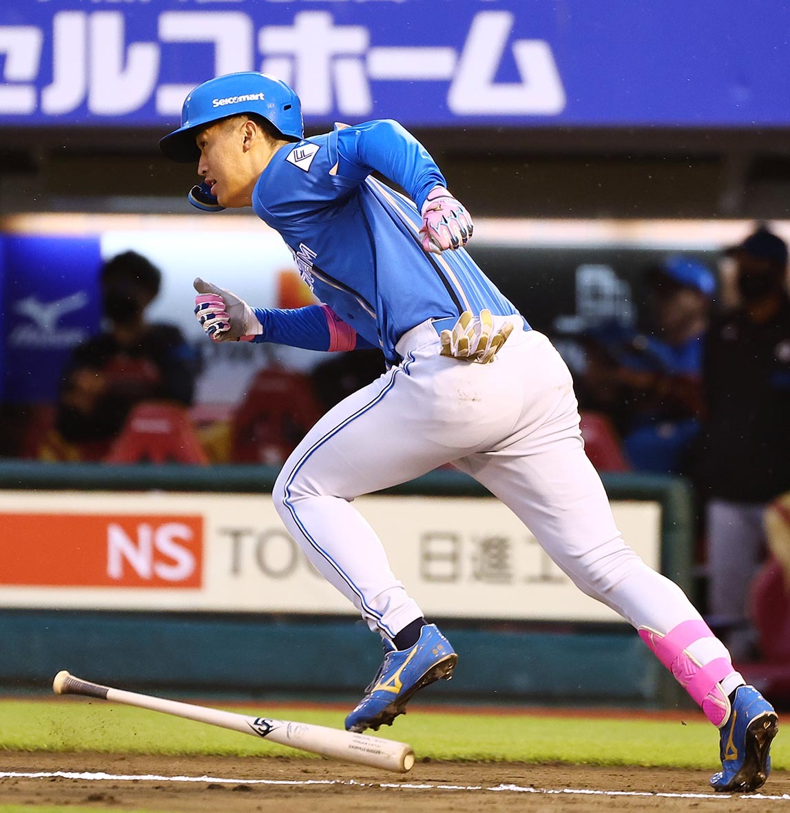 一回2死一、三塁で適時打を放つ加藤豪