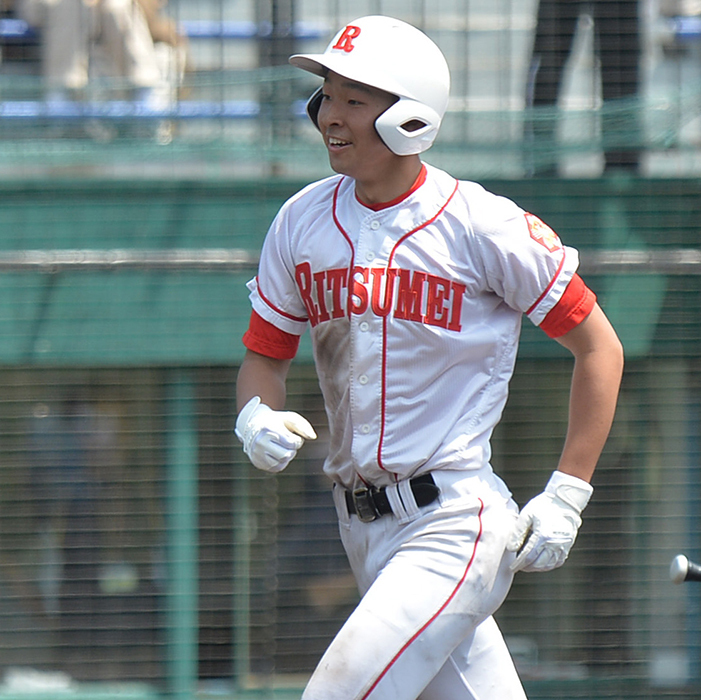四回に右越え三塁打を放ち笑顔を見せる立命館慶祥の正津葵捕手